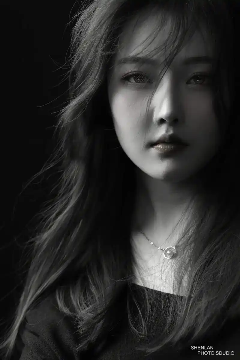 黑白肖像照#抖音图文来了 #拍照#写真#摄影 @dou 小助 - 抖音