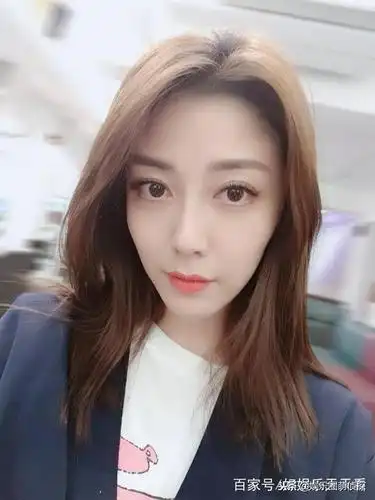 韩瑜玩下衣失踪露大腿根网友你的裤子呢