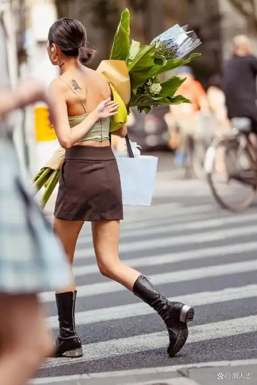 在街拍文化成主流的时代,人们早已摒弃了跟风明星网红穿搭的潮流思想