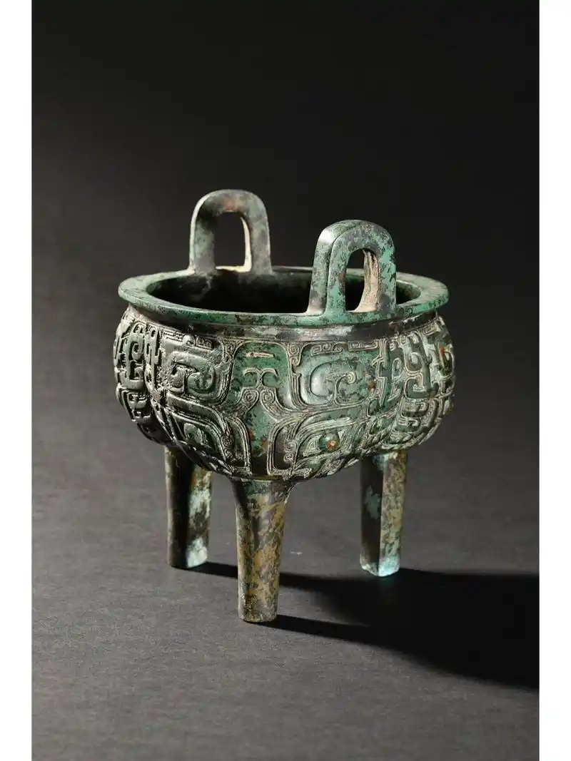 汉代 青铜器三足鼎 汉代 青铜器三足鼎 尺寸:高18.6宽15.5cm重1892克