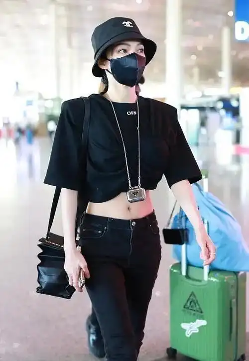 张韶涵真是小个子的穿搭教科书穿露脐装亮相身材气质绝佳