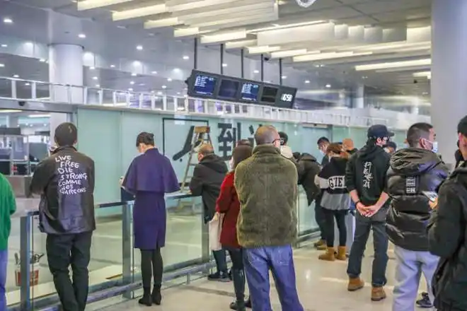 探出身子等待一把接过行李时隔三年杭州机场国际接机大厅温情画面终于