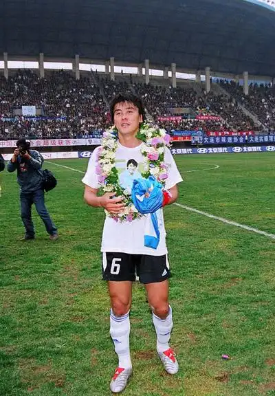李明退役仪式-李明在退役仪式上1_大连实德足球俱乐部_新浪网