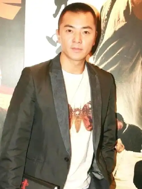 这是郑伊健寸头的时候,是不是看起来有些别扭?