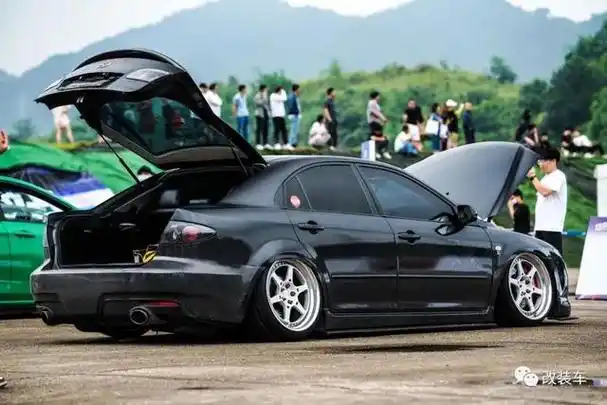 老款的马自达6,它有着出色的操控和运动范十足的外表,算得上是当年b级