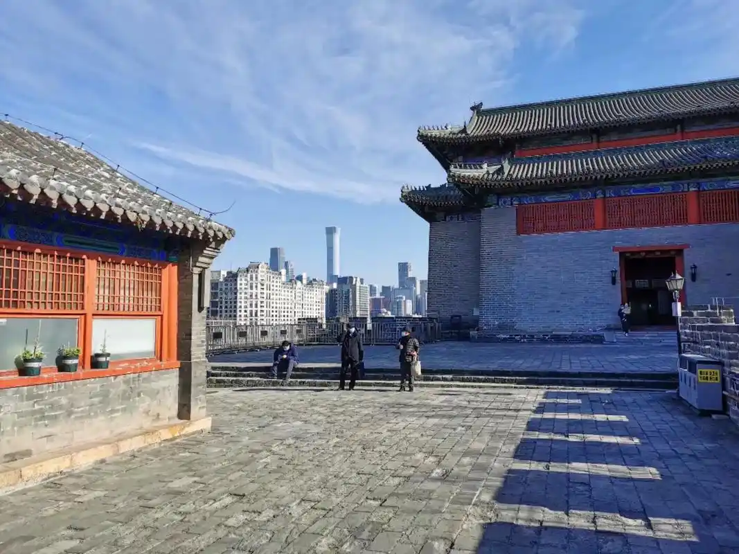 北京内城东南角楼.位于崇文门附近的明城墙遗址 - 抖音