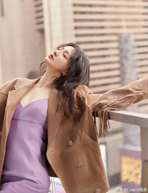 coach纽约风尚大使@徐璐lulu现身coach 2024秋冬秀场,一袭紫色裙装