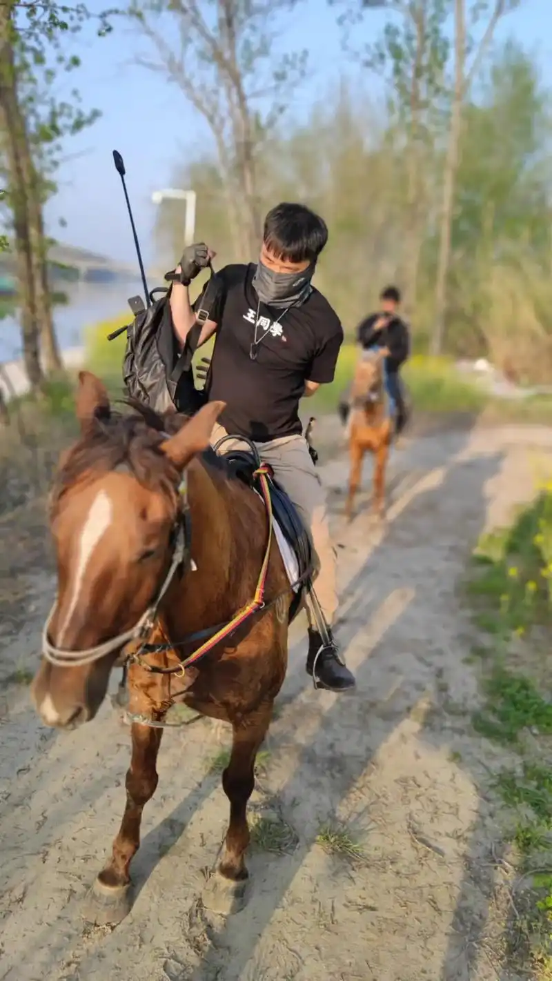 春游踏青 #家有萌宠 #乡野田间 #骑马 #霸气坐骑 #铲 - 抖音