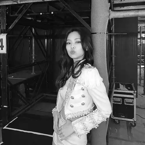 jennie巴黎时装周后街头漫步 黑白造型法式风情_新浪图片