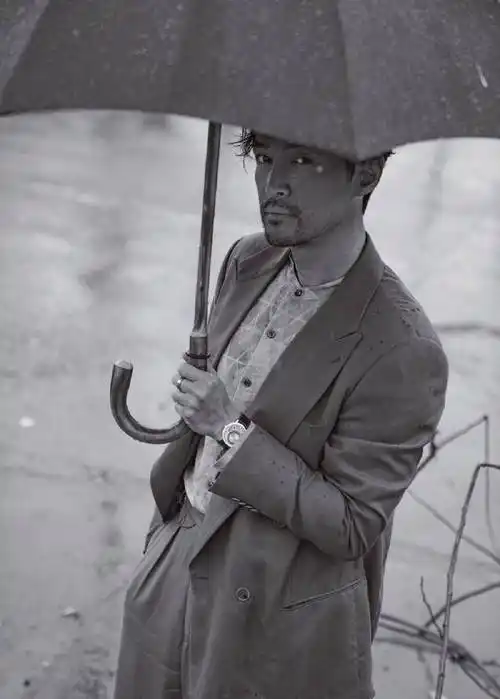 胡歌胡子拉碴变颓废大叔,废墟中优雅拍写真,文艺典雅男人味十足