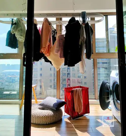 由于家中有个两岁的小朋友,业主家原本宽敞的双阳台几乎每天都晒满了