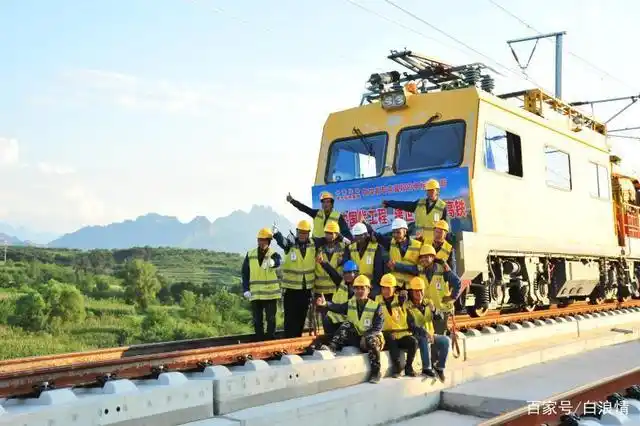 金色的网线宛如巨弦, 精调琴师飞身如燕悬空奏弹--- 那是凛冽寒风中