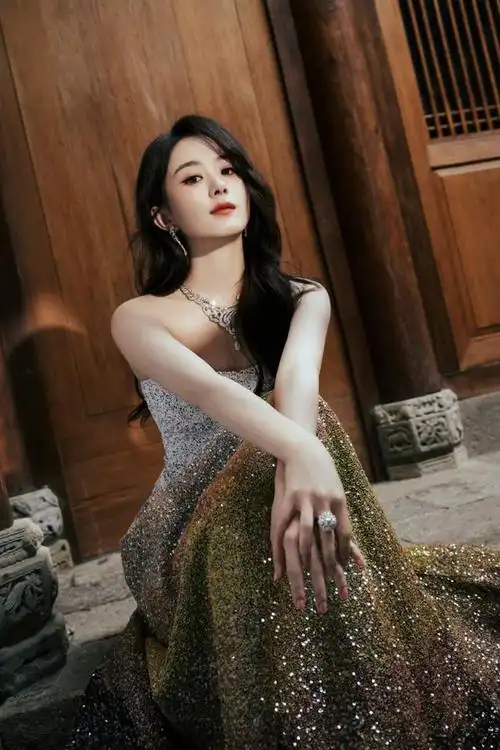 赵丽颖-银灰色抹胸长裙造型写真,肤白优雅迷人