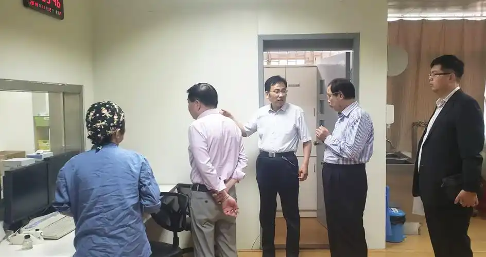 陈永松副院长,吴镇明董事长分别代表我院和潮南民生医院签署了合作