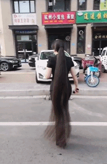 搞笑gif:妹子,这辫子太长了,幸好穿了高跟鞋,不然就拖地了
