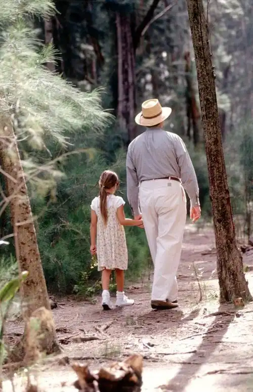 爷爷和孙子手牵手是背景图!