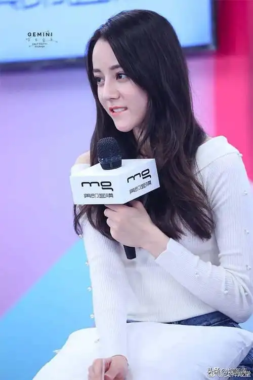 迪丽热巴"走哪捂哪"是装高冷吗?看到日常生活,大家就理解了