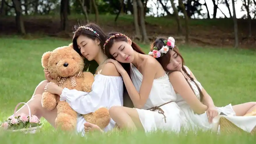 与玩具熊睡觉的三个亚裔女孩 壁纸