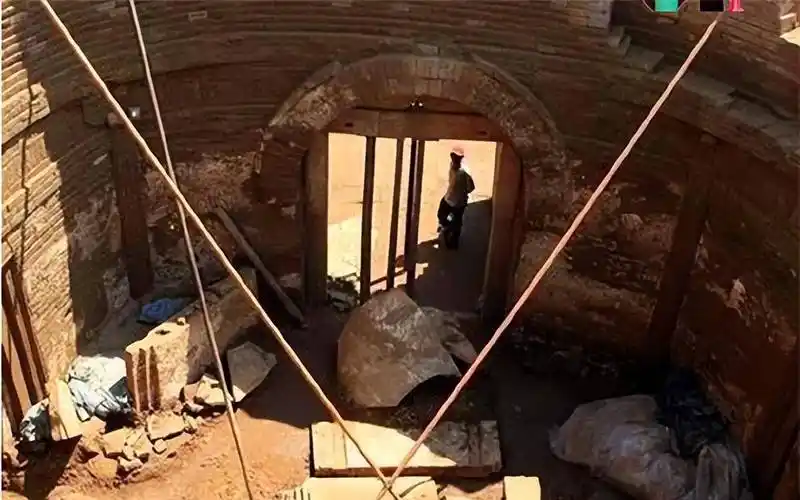 刘文彩的墓被称"独虎挂印",入土十年被掘墓,守墓人却以死护坟_墓地