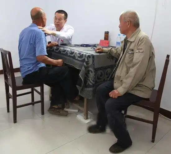 内分泌专家邓永贵为村民义诊.