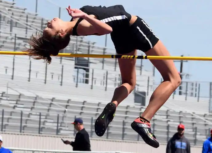 peeples fights through injury to win district title