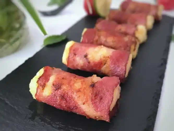 p>培根土豆卷是一道菜品,主料为小土豆,培根. /p>