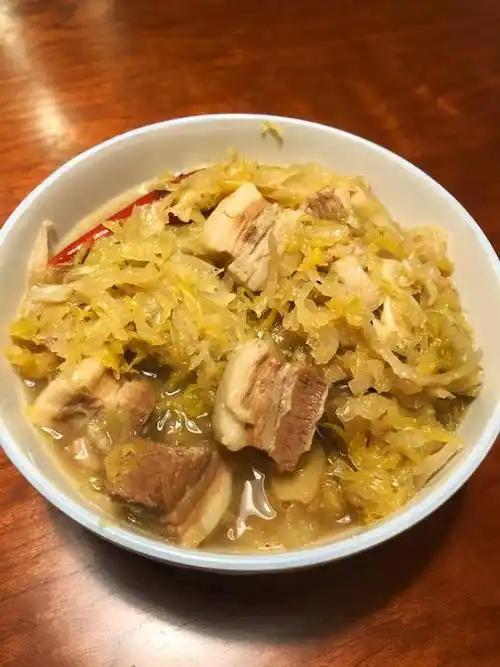 酸菜炖生熟肉的做法(酸菜炖肉做法简单做法)