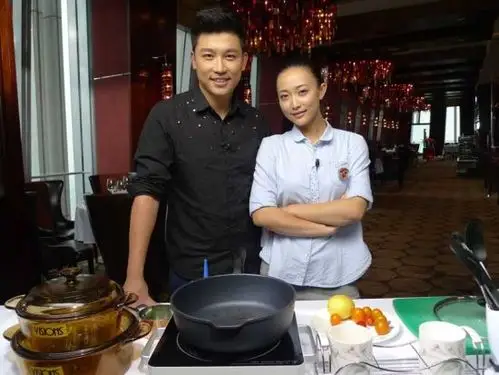 郝洛钒重阳节心煮艺为妈妈学做菜