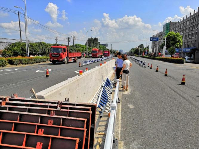 常州普通国省道公路中分带首次使用连续混凝土护栏