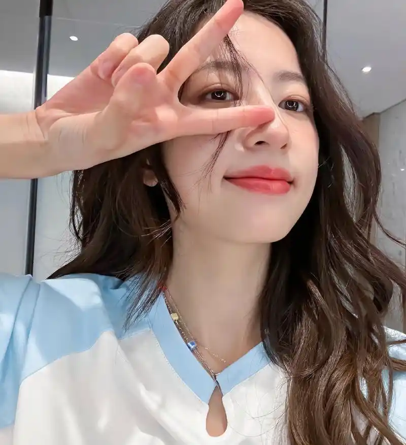 周雨彤 ┆ 头像  00 92 676767