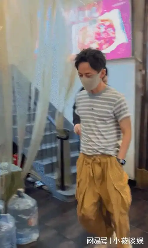 网友偶遇何炅,身材健壮不少,本人不显年轻