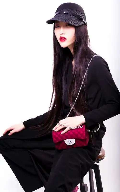 霸气女神罗子欣完美演绎黑色与红色的碰撞