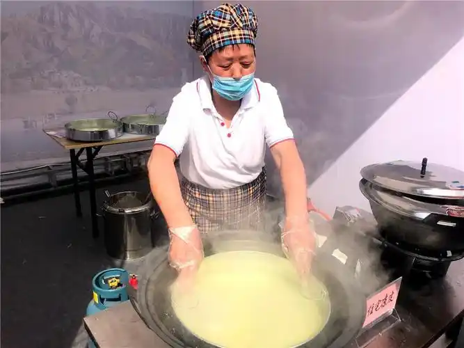 现场制作小凉皮,大产业.