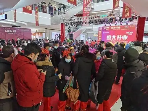 榆林国贸邻里荟开业现场大量人员聚集,是否向相关部门报备?_腾讯新闻