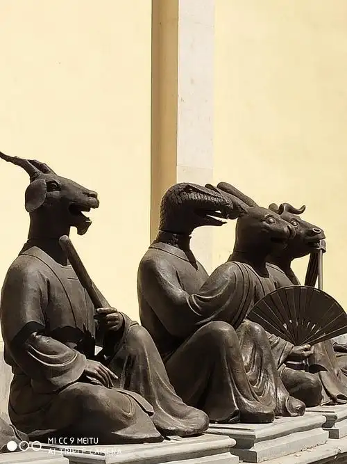 这是十二生肖的铜像.多数回来了,还有四座,不知流落在何方?