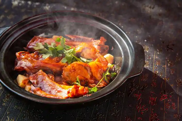 经典菜品杭帮菜的口味以咸为主,略有甜头,但不像苏州菜那么甜,也不像