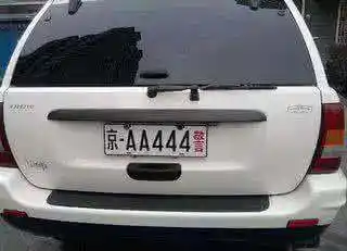 白底车牌主要用于政法部门(公安,法院,检察院,国安,司法)警车,武警