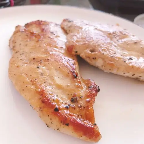 lois徐肉肉做的酷炫屌炸天好吃的煎鸡胸肉(香蒜蜂蜜煎鸡胸肉)