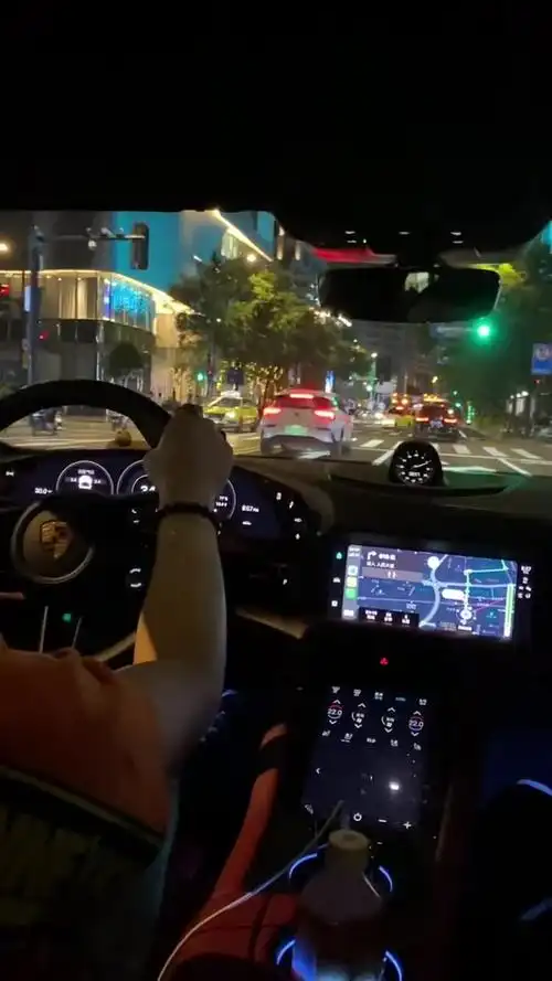 福建福州的帅气小哥哥开保时捷taycan带我兜风,人太好了走时候还不忘