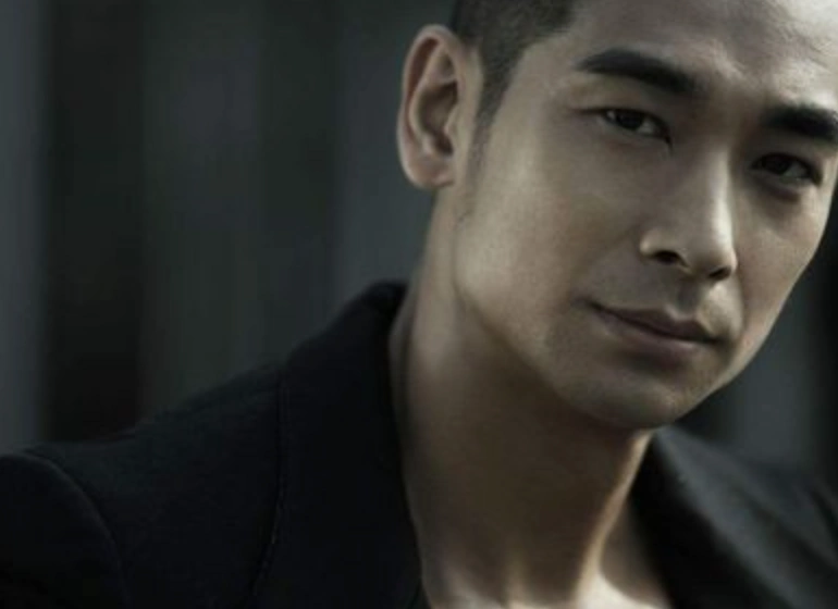 不久之前,赵文卓在社交平台上晒出儿子新学期开学的发型,后脑勺剃成了