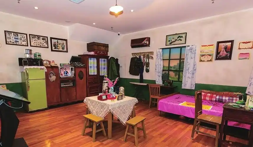 米的面积还原了20世纪80年代中期的一个普通航空职工家庭陈设的场景