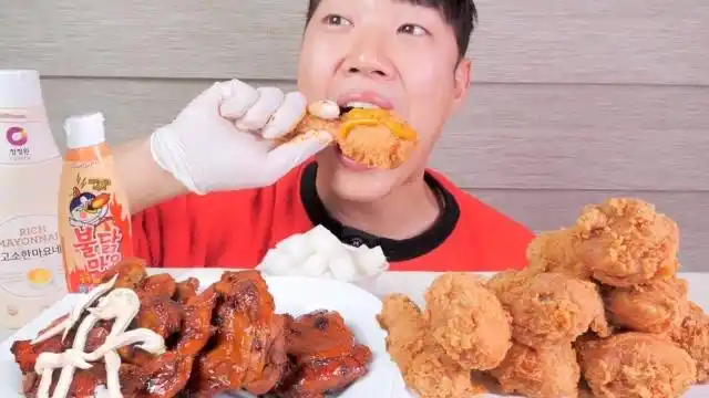 韩国吃货小哥,吃烤鸡腿 炸鸡腿,看看这吃法,吃得太过瘾了