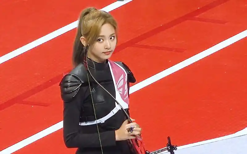 韩网称国宝级的射箭精灵twice周子瑜