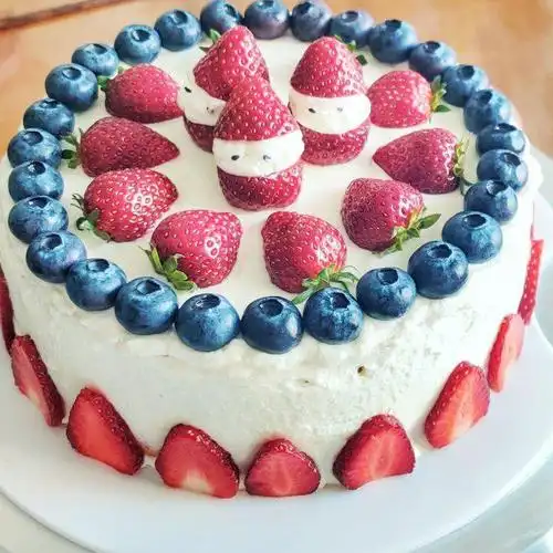 超简单的草莓蓝莓圣诞奶油蛋糕