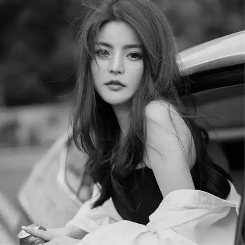 高冷范黑白女生头像