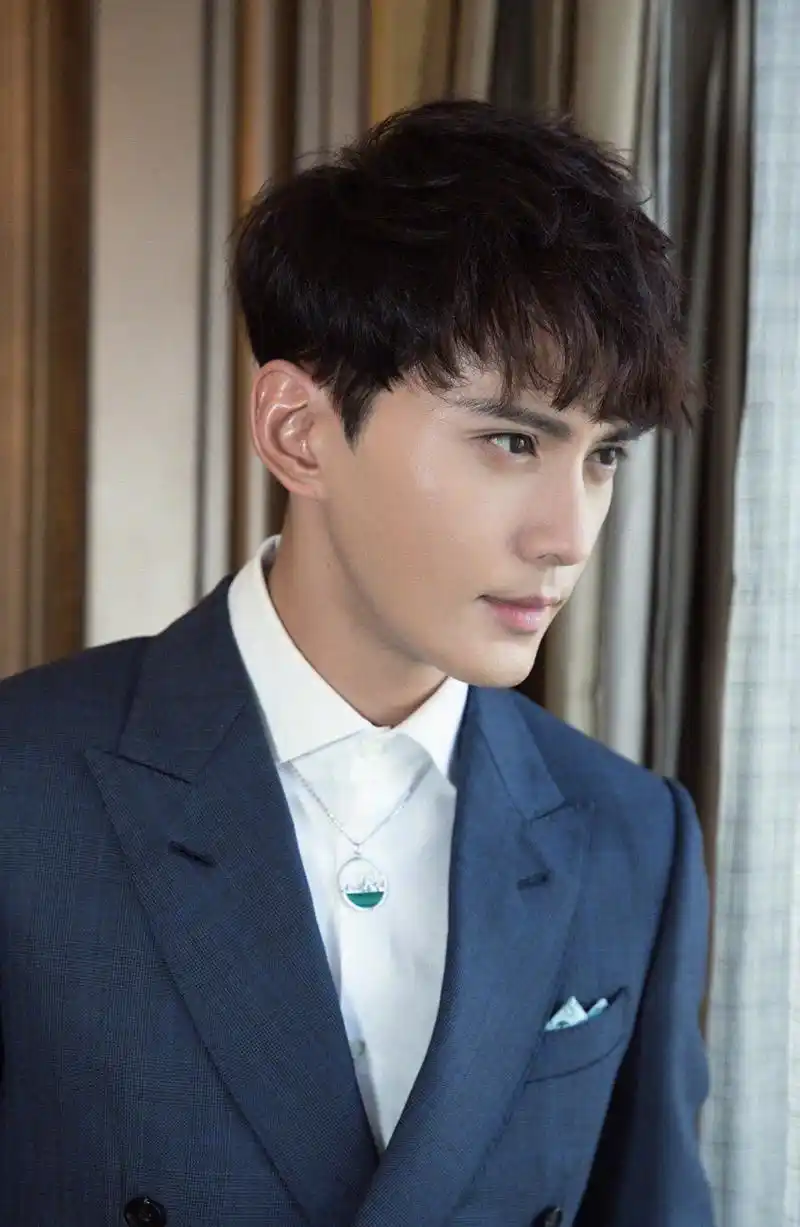 暖男专业户的徐正溪,举手投足间不仅英俊倜傥,笑起来更治愈