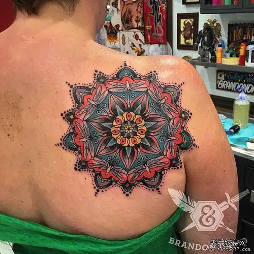 彩色子弹口红纹身图案