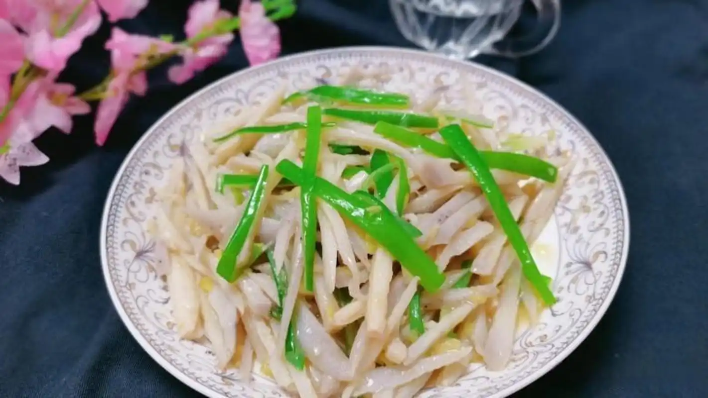 炒藕丝是一道传统的家常菜肴,口感爽脆,营养丰富.