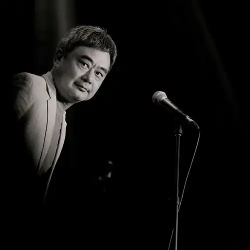 写这篇文章之前,我听到了陈升的《牡丹亭外》,陈升唱"这人间苦什么,怕