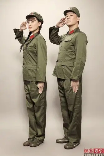 陈小春应采儿结婚照公布穿朴素军装出镜图